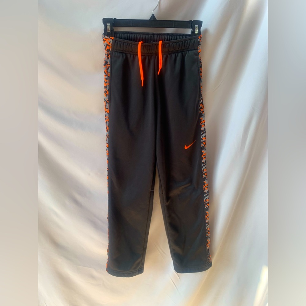 Nike Boys M Medium jogger sweatpants. Therma Fit. Good condition